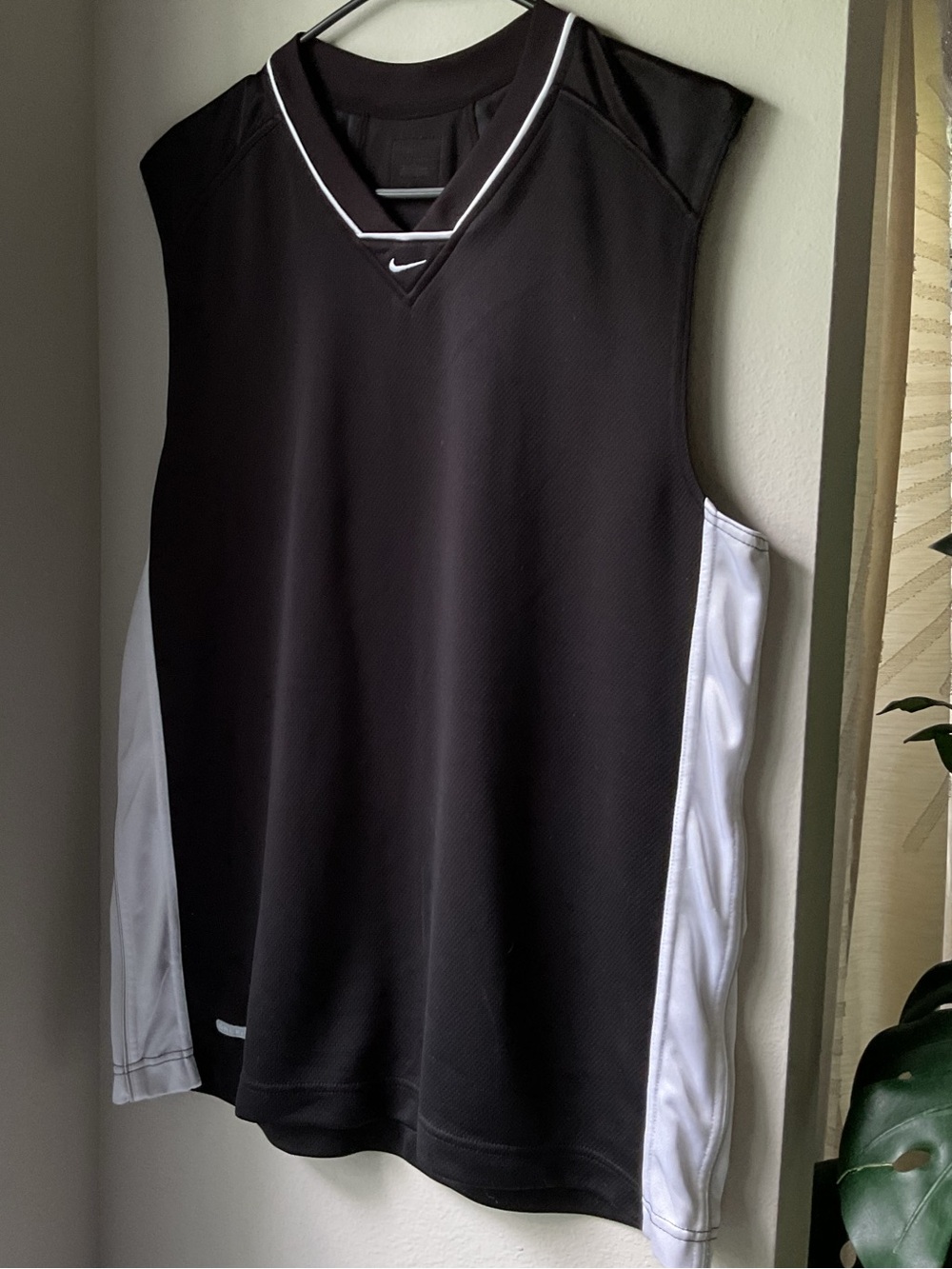 Nike Men’s Black & White Sleeveless Performance Shirt
